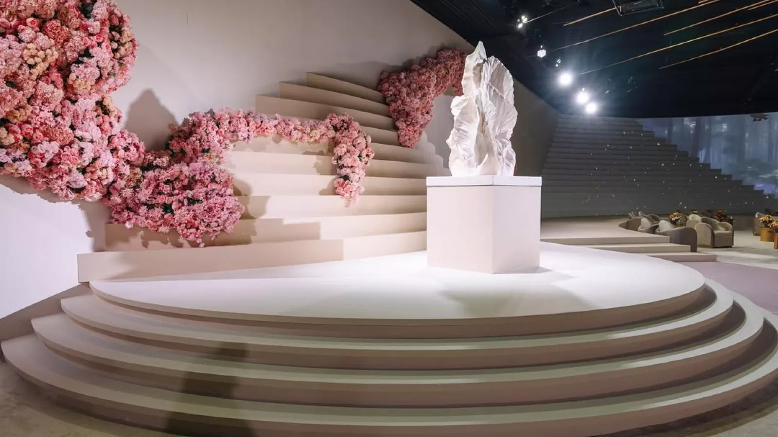 When art meets grandiose … wedding cake art Installation for our latest wedding in Riyadh Saudi Arabia. @tonibreiss #wemakeithappen